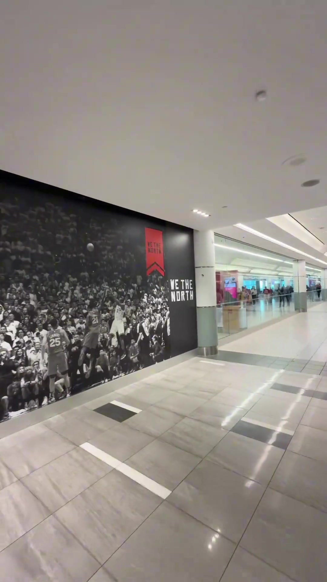 六年了多伦多的机场墙上依然贴着